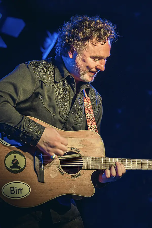 MUNDY-onstage-with-guitar