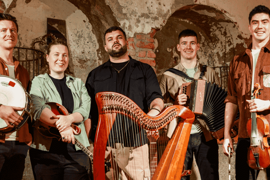 BILLOW WOOD STANDING WITH INSTRUMENTS