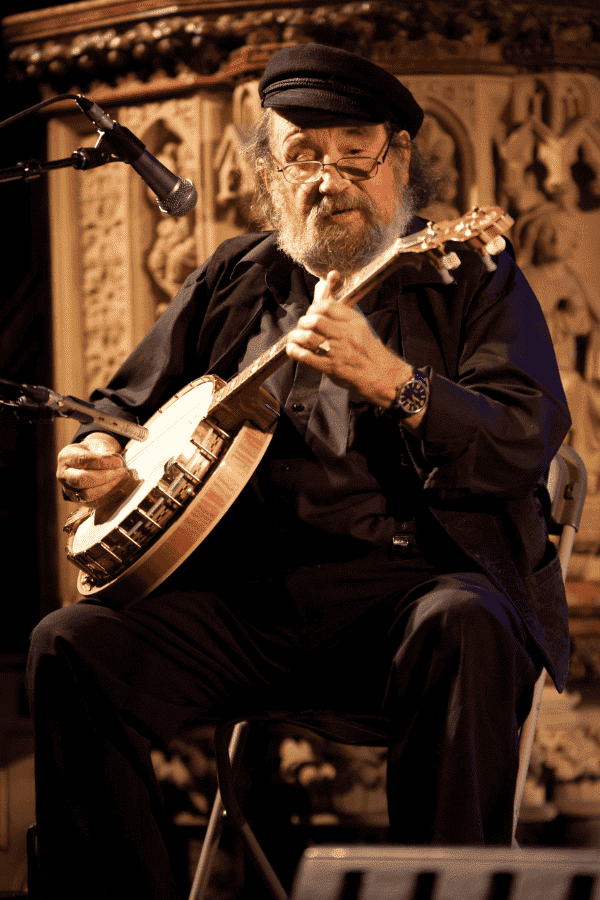 Barney McKenna playing banjo (3)