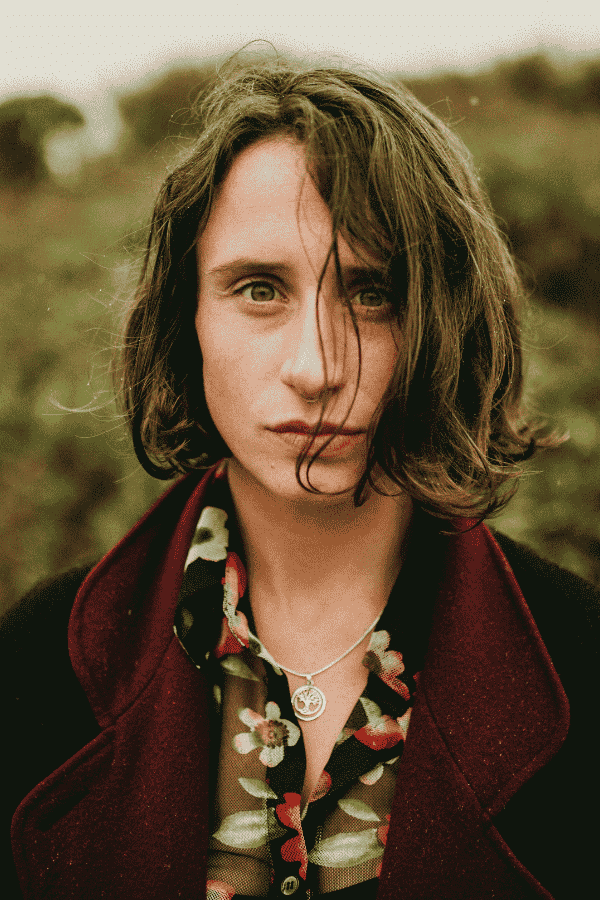 Lisa Murray in a field (1)